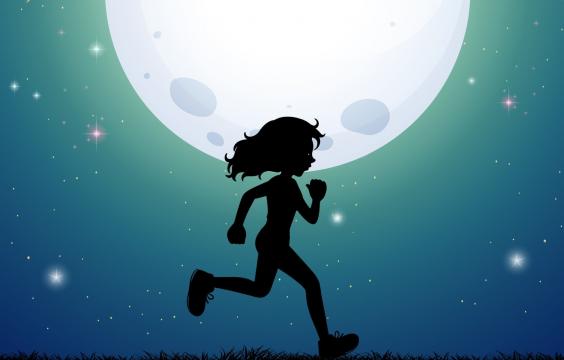月亮下奔跑的女孩剪影