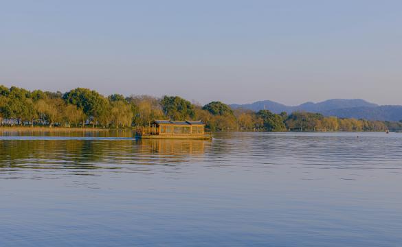 杭州西湖平静迷人风光