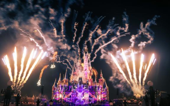 迪士尼城堡夜晚焰火背景图