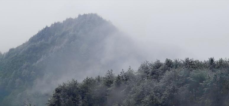 山峰间云雾缭绕美景
