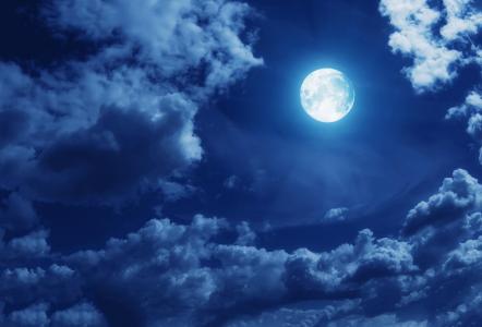 夜空中明净的月亮