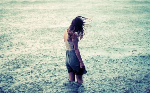一个人站在雨中的孤独女生背影