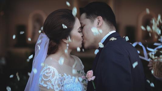 婚礼亲吻的情侣图片