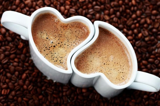 情侣心形图案咖啡图片