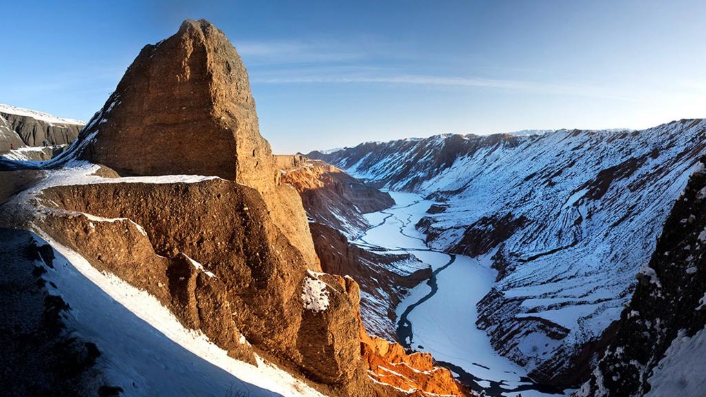 新疆安集海峡谷雪景
