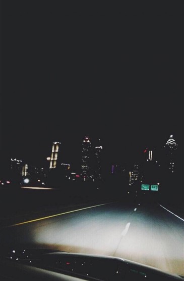 城市夜幕低沉