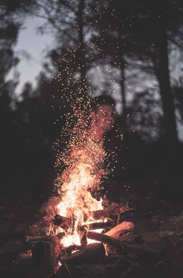 野外露营篝火摄影