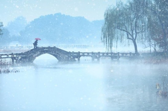 杭州西湖雪花纷飞美景