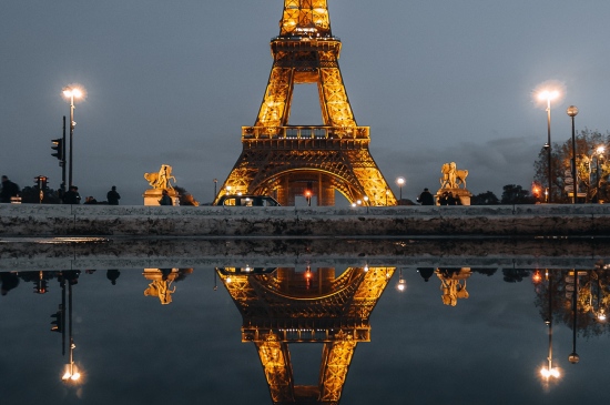 埃菲尔铁塔水中镜像夜景图片