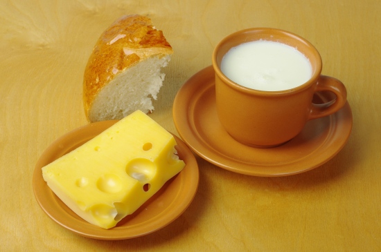 奶酪面包和牛奶