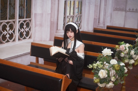 教堂里的修女cosplay图