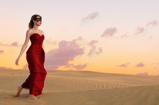 沙漠中行走的红裙美人