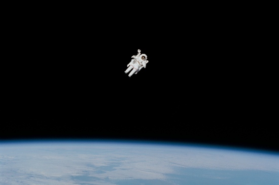 地球边缘遨游的宇航员图片