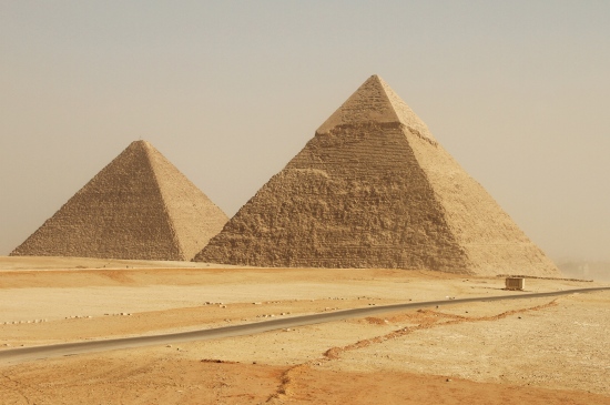 沙漠中壮观的金字塔遗迹