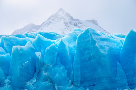 极地上巨大的蓝色冰块