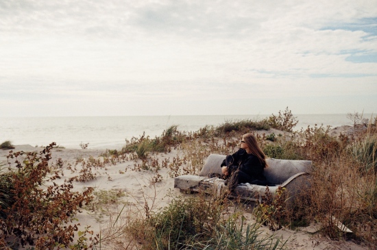 一个人孤独在海边荒野的图片