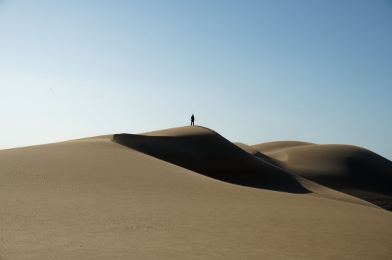 一个人站在大漠沙丘上图片
