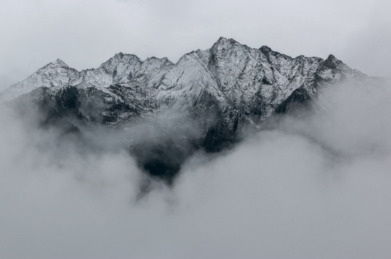 山间云雾缭绕图片