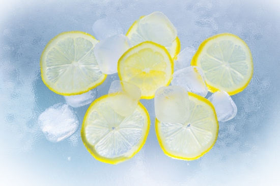 清爽的柠檬冰块背景图