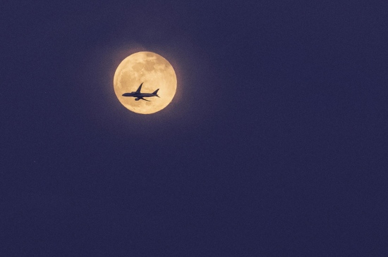 中秋月亮与飞机同框图片