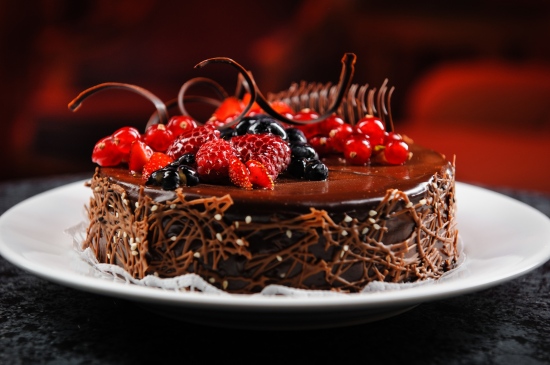 精致的巧克力水果蛋糕