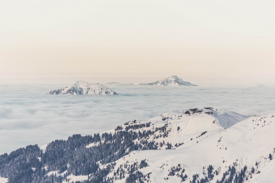 云海中的雪山高清冬日壁纸