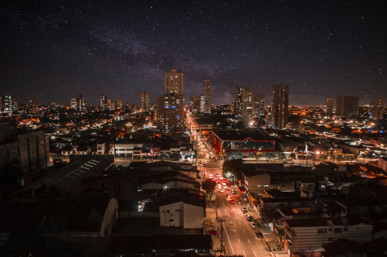 唯美星空下的城市夜景图片