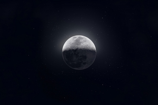星空中的月球高清图片