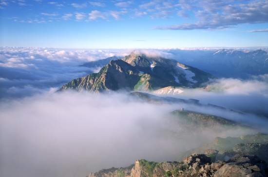 云雾缭绕的山顶景观图片