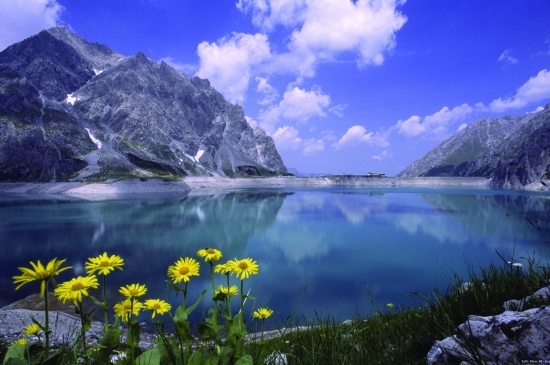 秀丽的高山湖泊风景壁纸