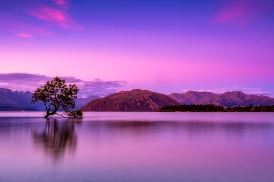 紫色天幕下的湖泊景观