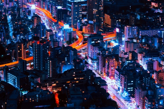 灯光璀璨的繁华城市夜景图