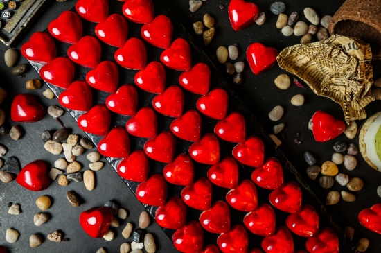 红色爱心情人节巧克力图片