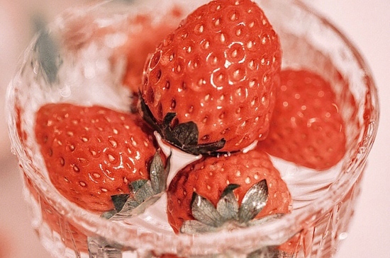 新年里的精致草莓