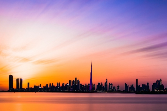 晚霞中的迪拜城市剪影图片