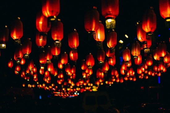 大红灯笼高高挂的中国街巷图片