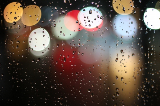 雨天玻璃朦胧的光晕图片