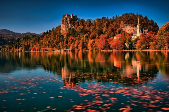 湖边秋色风景图片