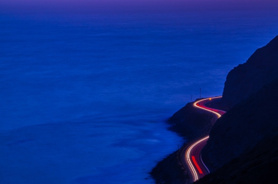 夜晚海岸蜿蜒的道路图片