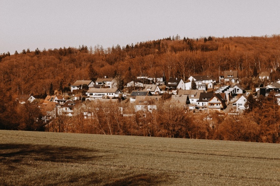 秋天森林围绕的小村庄图片