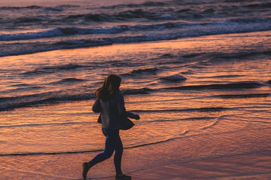 落日海边奔跑的人图片