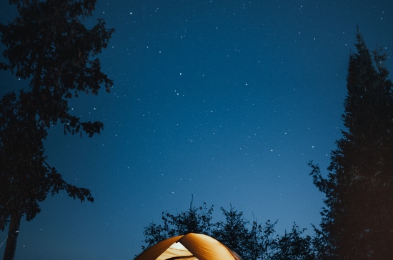 夜色中的一顶帐篷