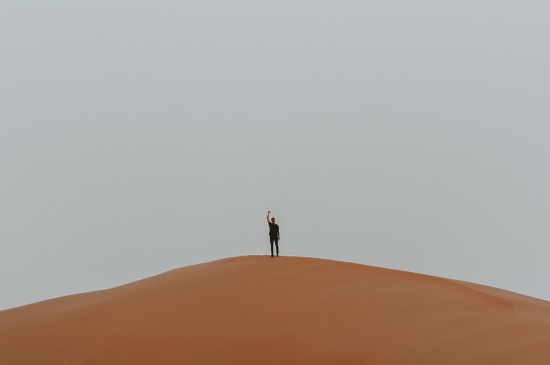 一个人在沙漠简约风手机桌面壁纸