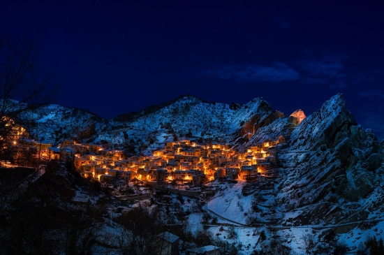 雪山上的村庄夜色图片