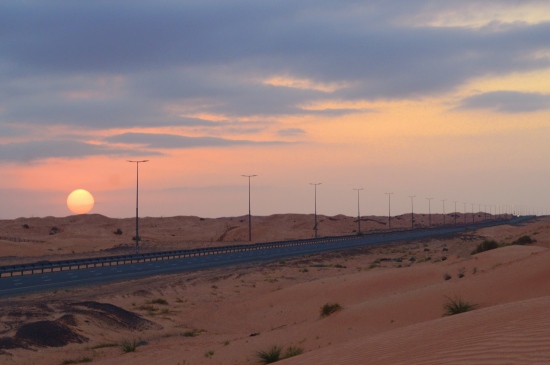 黄昏中的沙漠公路图片