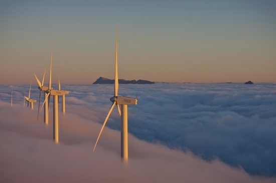 云雾中的风力发电机图片