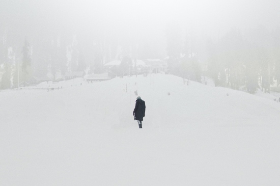 风雪中的孤独行人