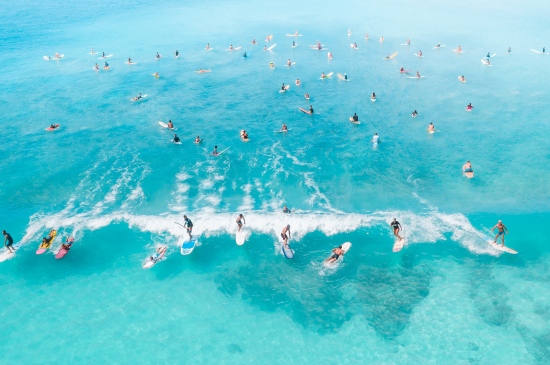 海上冲浪戏水的人图片