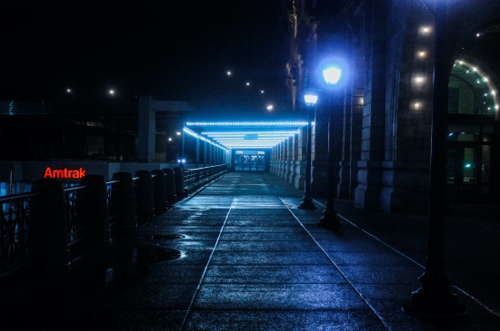 蓝色灯光下的通道
