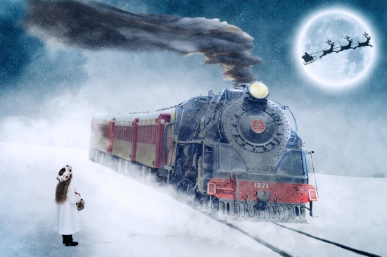 圣诞雪夜中的火车
